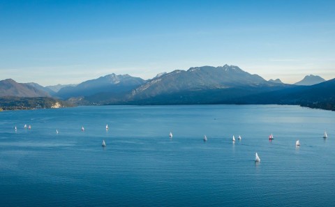 photo aerienne drone lac Annecy Haute Savoie